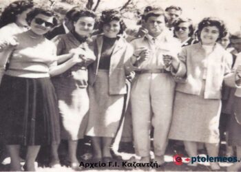Φιλική νεανική παρέα στο Εξωκλήσι Αγίας Παρασκευής, στο χωριό, Άγιος Χριστόφορος, το 1956– Από τη στήλη του Γ. Καζαντζή στον ΠΑΛΜΟ (15/2)