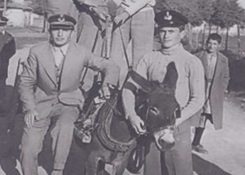 Εξαμελής, φιλική-μαθητική- παρέα, με το Ι.Χ. της σε περίπατο στην πόλη το 1955– Από τη στήλη του Γ. Καζαντζή στον ΠΑΛΜΟ (01/3)