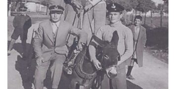 Εξαμελής, φιλική-μαθητική- παρέα, με το Ι.Χ. της σε περίπατο στην πόλη το 1955– Από τη στήλη του Γ. Καζαντζή στον ΠΑΛΜΟ (01/3)