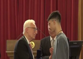 Τέμπη: Η Ακαδημία Αθηνών βράβευσε τους “ήρωες” που έσωσαν τους συνεπιβάτες τους