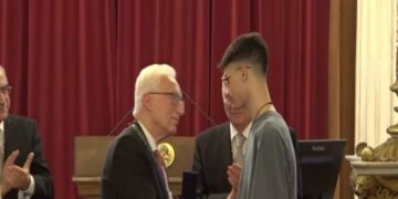 Τέμπη: Η Ακαδημία Αθηνών βράβευσε τους “ήρωες” που έσωσαν τους συνεπιβάτες τους