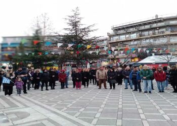 Διαμαρτυρία χωρίς λόγια για τα θύματα στα Τέμπη από την ομάδα FB “Γυναίκες της Πτολεμαΐδας”
