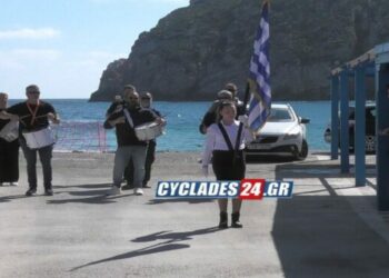 Νάξος: Αποθεώθηκε η μαθήτρια που κράτησε ολομόναχη την ελληνική σημαία στη παρέλαση της 25ης Μαρτίου