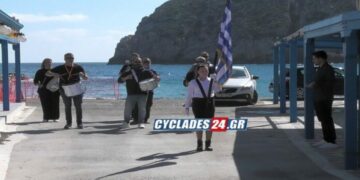 Νάξος: Αποθεώθηκε η μαθήτρια που κράτησε ολομόναχη την ελληνική σημαία στη παρέλαση της 25ης Μαρτίου