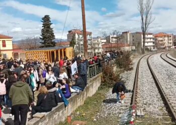 Δείτε VIDEO από τη σημερινή συγκέντρωση στις ράγες του τρένου, στο Αμύνταιο, στη μνήμη των θυμάτων των Τεμπών