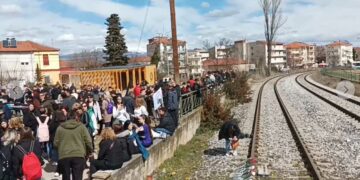 Δείτε VIDEO από τη σημερινή συγκέντρωση στις ράγες του τρένου, στο Αμύνταιο, στη μνήμη των θυμάτων των Τεμπών