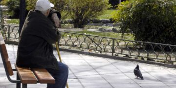 Από σήμερα στα ATM οι συνταξιούχοι για συντάξεις Απριλίου - Μπαράζ πληρωμών μέχρι την Πέμπτη - Παραδείγματα