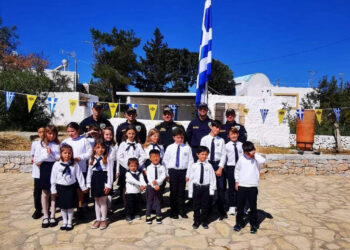 25η Μαρτίου: Ξεχωριστή η παρέλαση του Άγγελου στους Αρκιούς – Τον συνόδευσαν 13 μαθητές από τη Βούλα