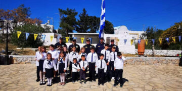 25η Μαρτίου: Ξεχωριστή η παρέλαση του Άγγελου στους Αρκιούς – Τον συνόδευσαν 13 μαθητές από τη Βούλα