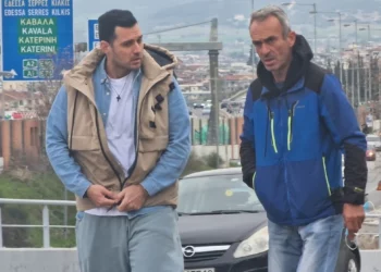 Θεσσαλονίκη: Συγκλονίζουν οι αστυνομικοί που έσωσαν τα δύο παιδάκια από το αυτοκίνητο: «Ήταν σαν νεκρά» -VIDEO