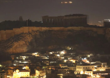 «Σκοτείνιασαν» η Ακρόπολη και η Βουλή των Ελλήνων για τη φετινή Ώρα της Γης