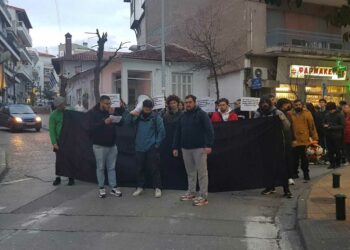 Διαμαρτυρία φοιτητών στην Κοζάνη για το σιδηροδρομικό δυστύχημα στα Τέμπη