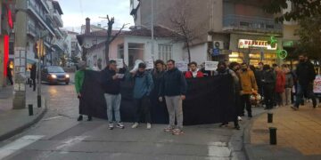 Διαμαρτυρία φοιτητών στην Κοζάνη για το σιδηροδρομικό δυστύχημα στα Τέμπη