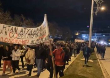 Καστοριά: Συγκέντρωση διαμαρτυρίας και πορεία με συνθήματα για τα Τέμπη (video)