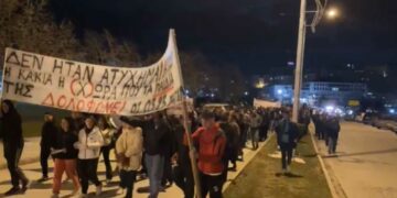 Καστοριά: Συγκέντρωση διαμαρτυρίας και πορεία με συνθήματα για τα Τέμπη (video)