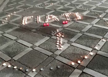 Πτολεμαΐδα: Ένα μεγάλο “ΓΙΑΤΙ” γραμμένο με αναμμένα κεριά, στη μνήμη των θυμάτων των Τεμπών