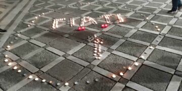 Πτολεμαΐδα: Ένα μεγάλο “ΓΙΑΤΙ” γραμμένο με αναμμένα κεριά, στη μνήμη των θυμάτων των Τεμπών