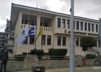 Μεσίστιες κυματίζουν οι σημαίες στο δημαρχείο Εορδαίας για την ανείπωτη τραγωδία στα Τέμπη