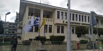 Μεσίστιες κυματίζουν οι σημαίες στο δημαρχείο Εορδαίας για την ανείπωτη τραγωδία στα Τέμπη