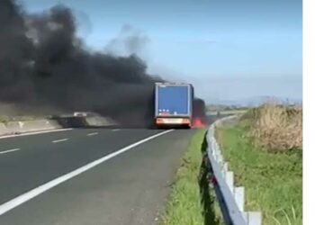 Κλειστή αυτή την ώρα η Εγνατία οδός στο ύψος της Αλεξάνδρειας – Φωτιά σε φορτηγό Ι.Χ. (VIDEO)