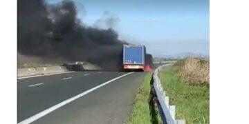Κλειστή αυτή την ώρα η Εγνατία οδός στο ύψος της Αλεξάνδρειας – Φωτιά σε φορτηγό Ι.Χ. (VIDEO)