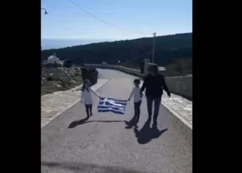25η Μαρτίου: Συγκινητική η παρέλαση των δύο μαθητών στη Γαύδο