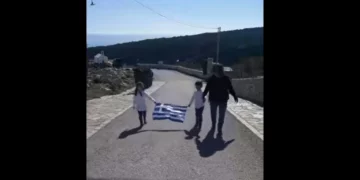 25η Μαρτίου: Συγκινητική η παρέλαση των δύο μαθητών στη Γαύδο