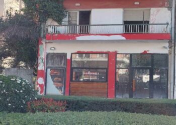 Πτολεμαΐδα: “Ξηλώθηκε” η επίφοβη γυψοσανίδα από μπαλκόνι πολυκατοικίας