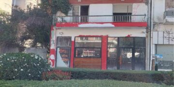 Πτολεμαΐδα: “Ξηλώθηκε” η επίφοβη γυψοσανίδα από μπαλκόνι πολυκατοικίας