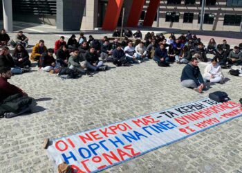 Δ. Μακεδονία: Καθιστική διαμαρτυρία και πολύμορφες διαμαρτυρίες φοιτητών και μαθητών για την τραγωδία στα Τέμπη -ΦΩΤΟ