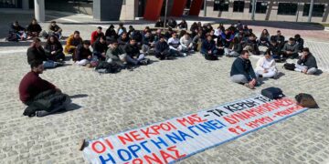 Δ. Μακεδονία: Καθιστική διαμαρτυρία και πολύμορφες διαμαρτυρίες φοιτητών και μαθητών για την τραγωδία στα Τέμπη -ΦΩΤΟ