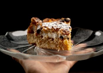 Kέικ με μήλα και σταφίδες