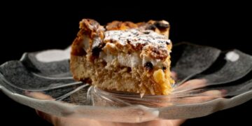 Kέικ με μήλα και σταφίδες