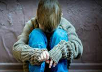 Λάρισα: Παππούς έδερνε κι έσερνε το εγγόνι του στο πεζοδρόμιο