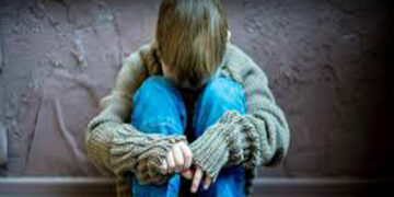 Λάρισα: Παππούς έδερνε κι έσερνε το εγγόνι του στο πεζοδρόμιο