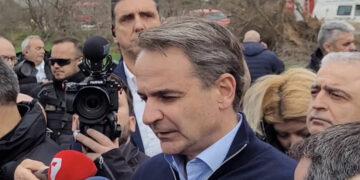 Μητσοτάκης από Λάρισα: Εγγυώμαι ότι θα μάθουμε τα αίτια της τραγωδίας – Θα κάνουμε ότι περνάει από το χέρι μας να μη ξανασυμβεί