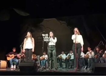 Ξεχωριστή εμφάνιση της παραδοσιακής ορχήστρας του Μουσικού Σχολείου Πτολεμαΐδας στην εκδήλωση μνήμης του Δ. Κοζάνης-VIDEO