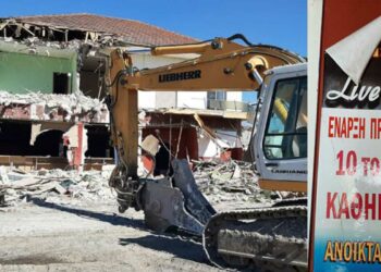 Γκρεμίστηκε θρυλικό στριπτιτζάδικο ανάμεσα σε Μαυροδέντρι – Ποντοκώμη: “Ηλία ρίχτο” με αναβίωση θρυλικής σκηνής ταινίας του Παντελή Βούλγαρη-video