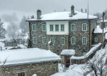 Νυμφαίο: Χιονίζει κι ας είναι άνοιξη…