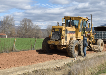 «Οργώνουν» τους αγροτικούς δρόμους του Δήμου Καστοριάς τα κατασκευαστικά μηχανήματα (Φωτογραφίες)