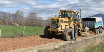 «Οργώνουν» τους αγροτικούς δρόμους του Δήμου Καστοριάς τα κατασκευαστικά μηχανήματα (Φωτογραφίες)