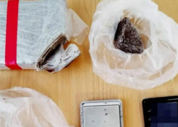 Βοιωτία: Πέταξε κάλτσα στο δρόμο με μισό κιλό ηρωίνης