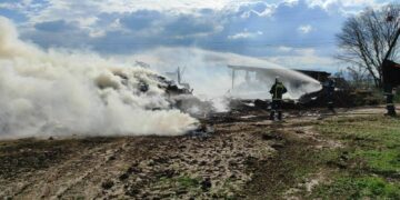 Δείτε φωτογραφίες και videο από την επιχείρηση κατάσβεσης φωτιάς, χθες, σε στάβλο, στα Πετρανά