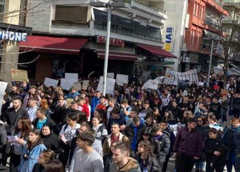 Δείτε σε βίντεο τη μεγαλειώδη πορεία της Κοζάνης των συγκεντρωμένων για τα Τέμπη