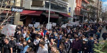 Δείτε σε βίντεο τη μεγαλειώδη πορεία της Κοζάνης των συγκεντρωμένων για τα Τέμπη