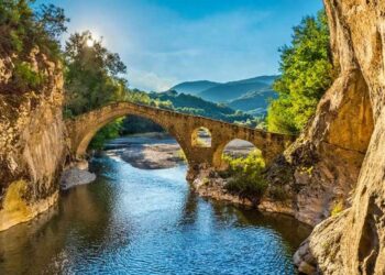 Γρεβενά: Το περίφημο γεφύρι της Πορτίτσας -Δεσπόζει εδώ και 280 χρόνια στην είσοδο του εντυπωσιακού ομώνυμου φαραγγιού