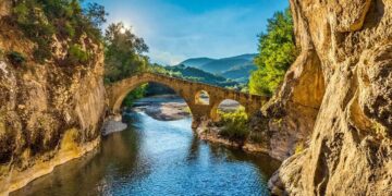 Γρεβενά: Το περίφημο γεφύρι της Πορτίτσας -Δεσπόζει εδώ και 280 χρόνια στην είσοδο του εντυπωσιακού ομώνυμου φαραγγιού