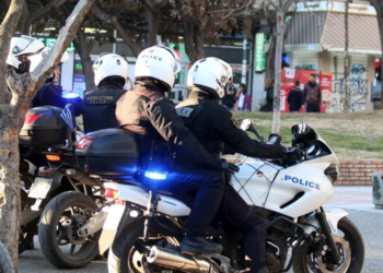 Πτολεμαΐδα: Αστυνομικοί ΔΙ.ΑΣ "πιάσανε στα πράσα" άντρες με κλεμμένο αυτοκίνητο από τη Θεσσαλονίκη - Αναζητούνται ακόμη δύο