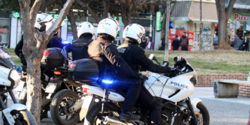 Πτολεμαΐδα: Αστυνομικοί ΔΙ.ΑΣ "πιάσανε στα πράσα" άντρες με κλεμμένο αυτοκίνητο από τη Θεσσαλονίκη - Αναζητούνται ακόμη δύο