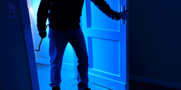 Πτολεμαΐδα: «Ριφιφί» 25χρονου αλλοδαπού σε κατοικία – Σήκωσε τηλεόραση, υπολογιστές και άλλα αντικείμενα